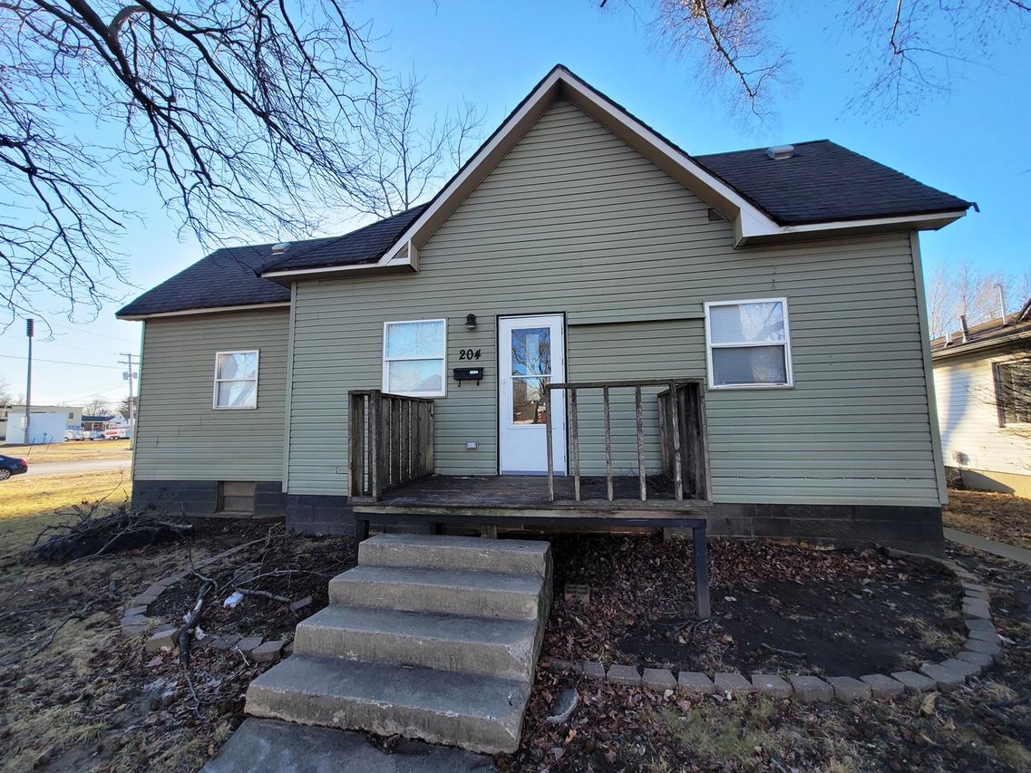 204 N Sycamore St., Villa Grove, IL 61956