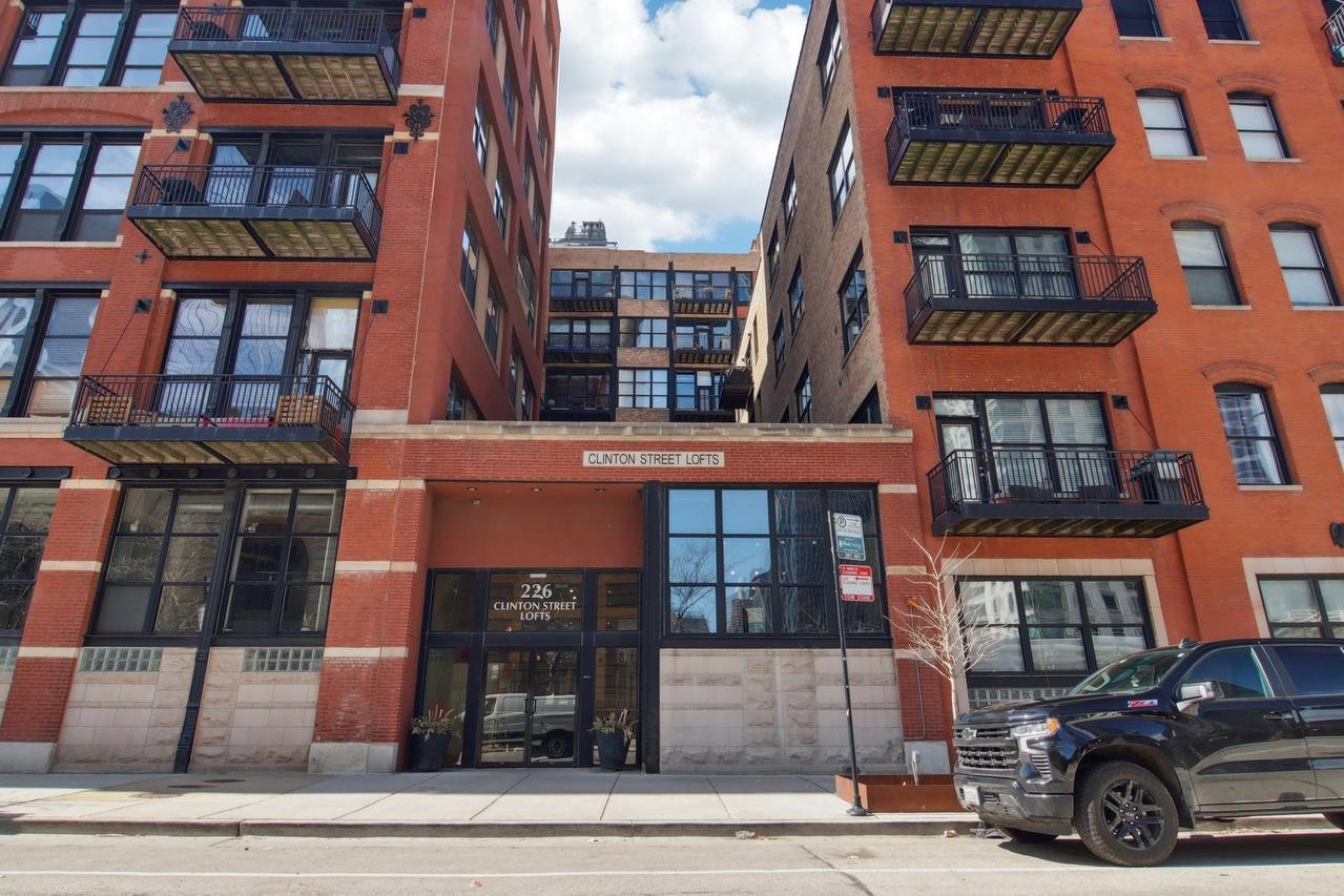 226 N Clinton St. #216, Chicago, IL 60661