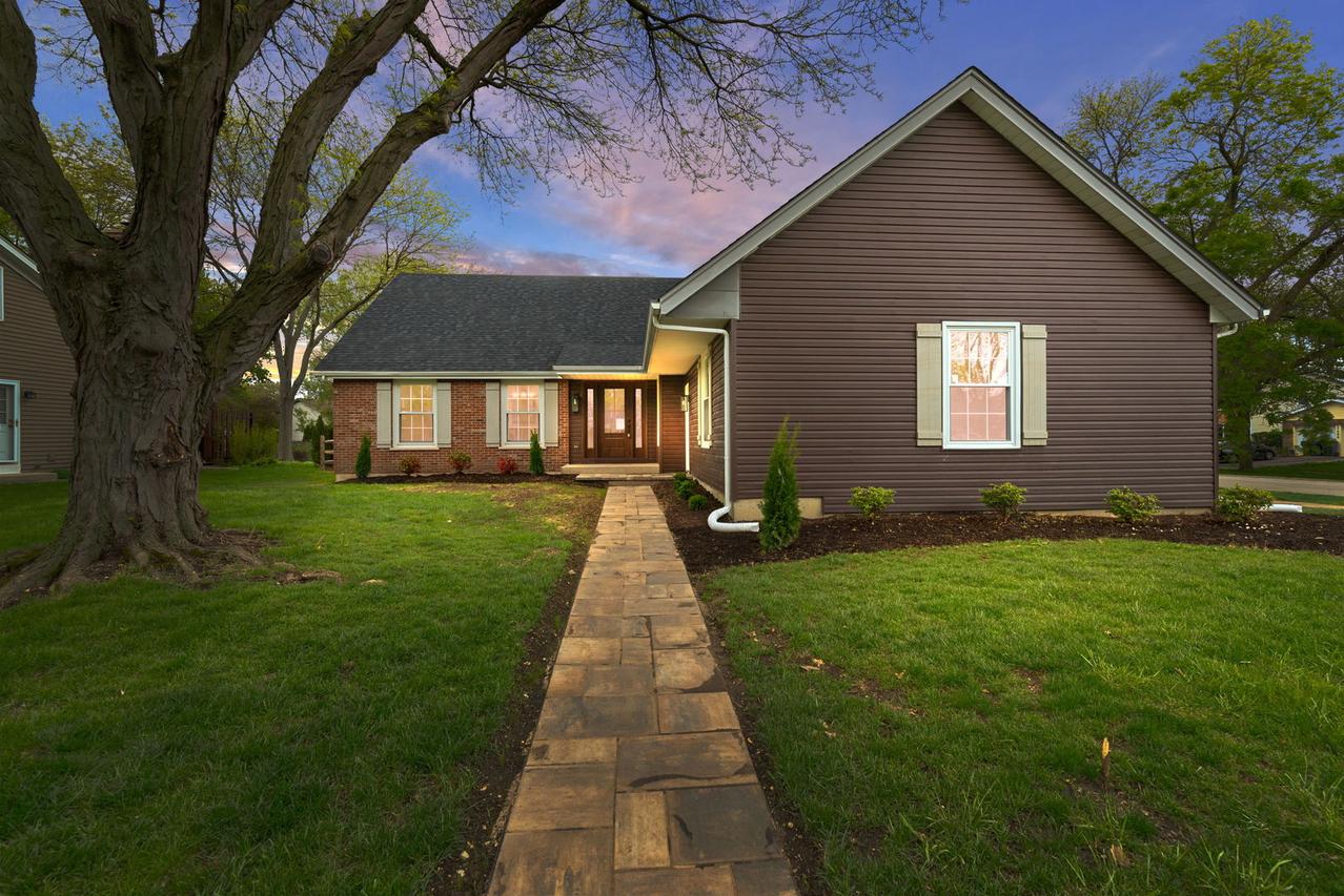 210 Westmoreland Ln., Naperville, IL 60540