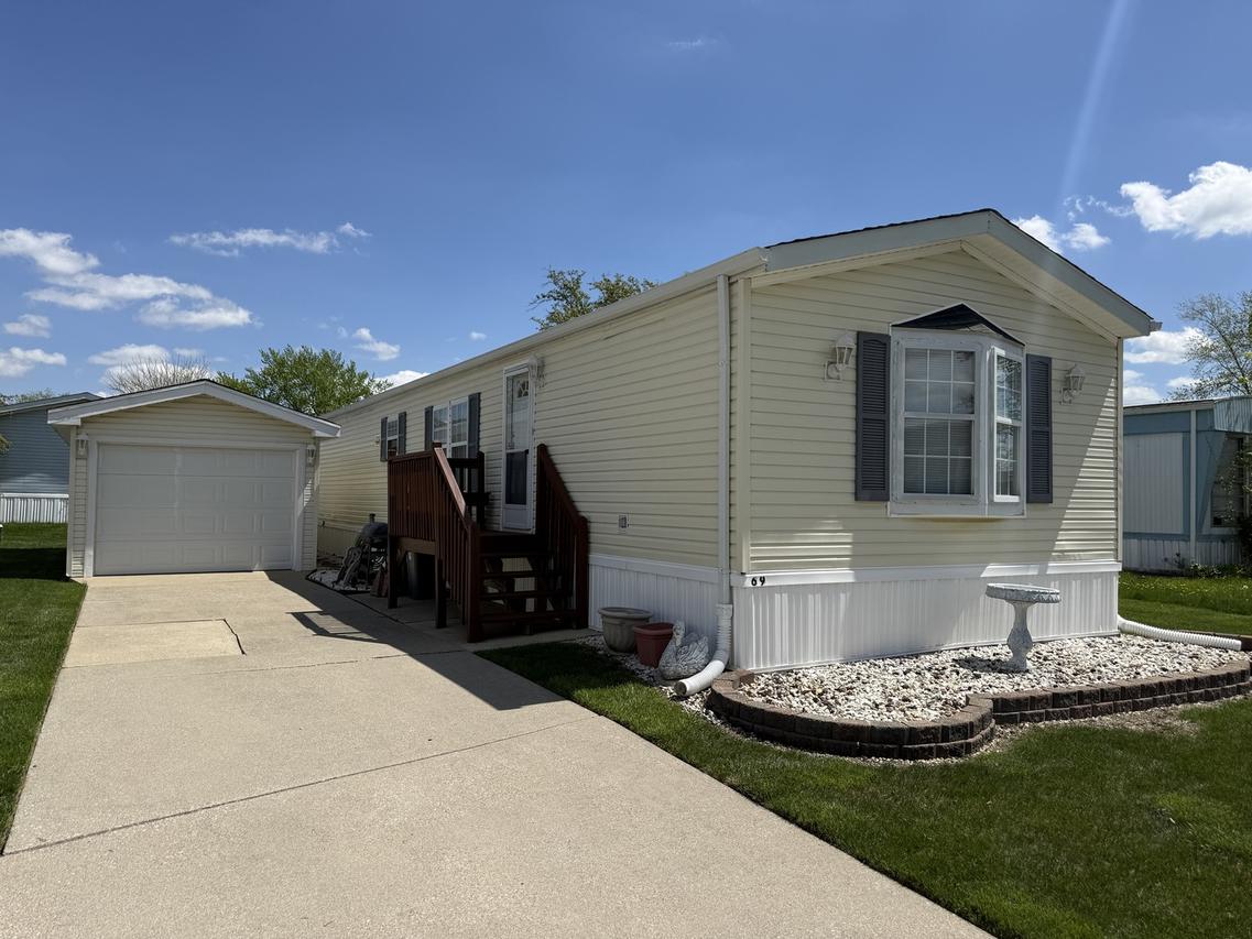 69 Meadowlark Ln., Beecher, IL 60401