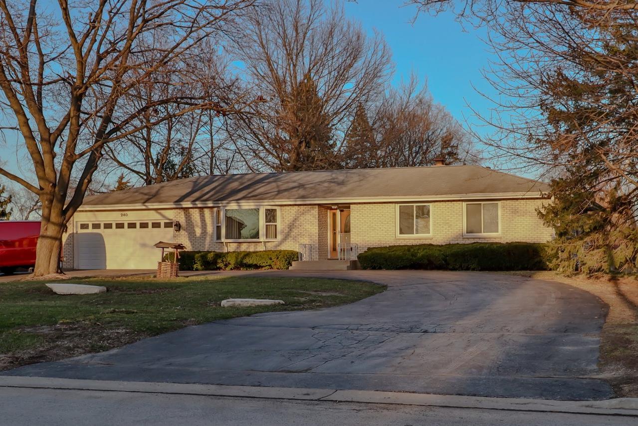 7N240 West End Rd., Roselle, IL 60172
