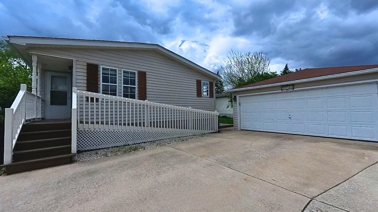 22734 Ravisloe Ln., Frankfort, IL 60423