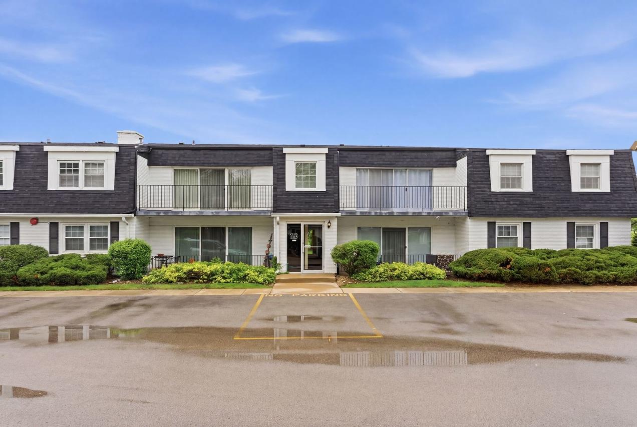 1115 Royal St George Dr. #201, Naperville, IL 60563