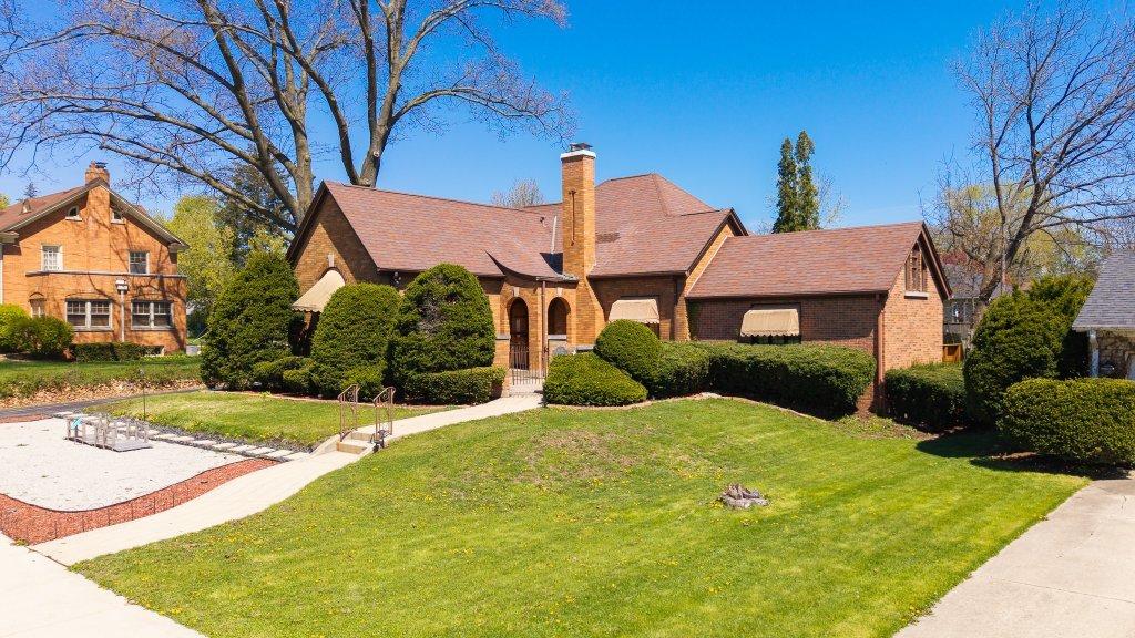 1125 Cedar Ave., Elgin, IL 60120