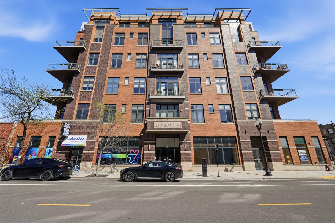3631 N Halsted St. #206, Chicago, IL 60613