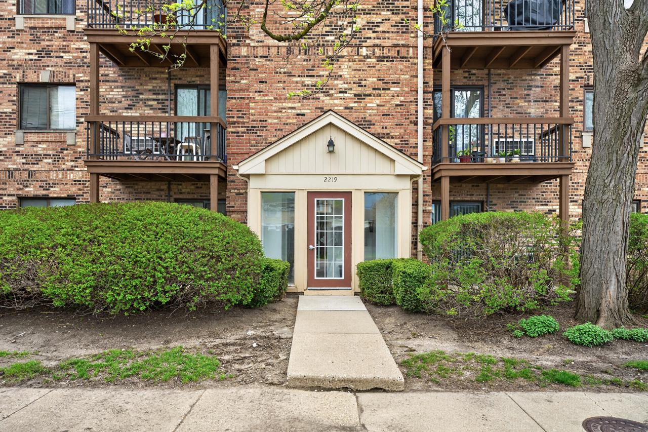 2219 Nichols Rd. #17A, Arlington Heights, IL 60004