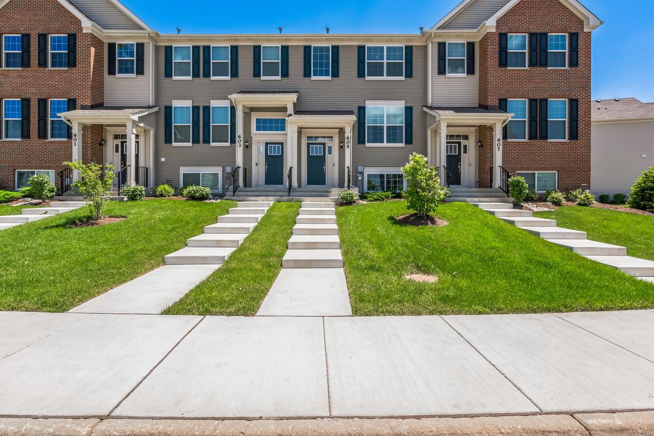 605 Brook Ct., Oswego, IL 60543