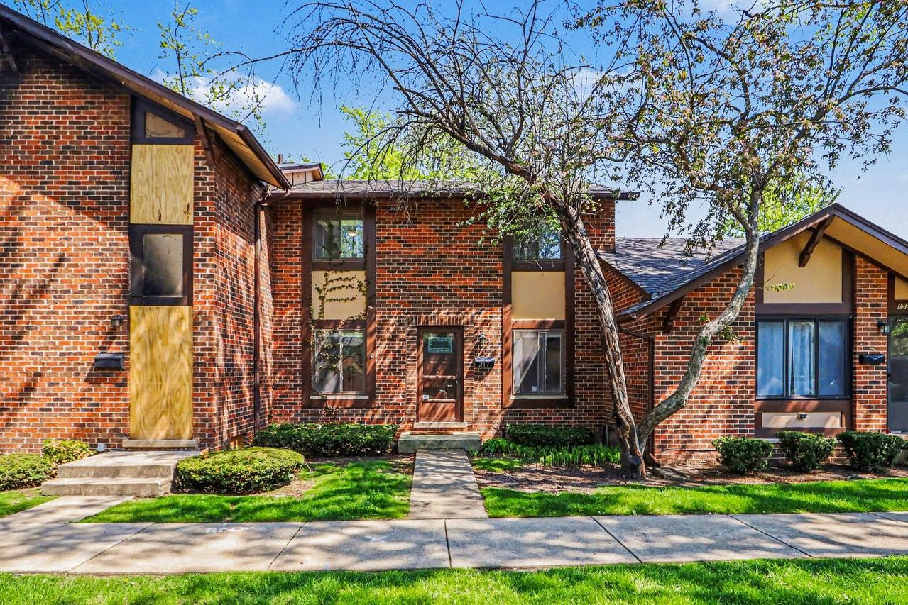 1S217 Stratford Ln., Villa Park, IL 60181