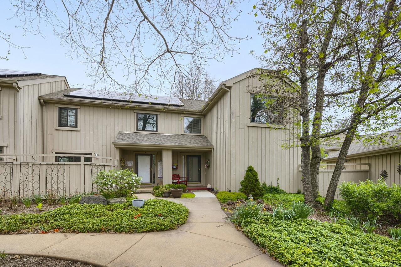 561 Old Barn Rd., Lake Barrington, IL 60010