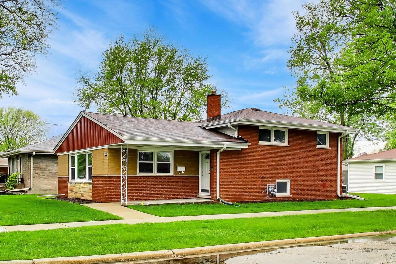 346 Kemman Ave., La Grange Park, IL 60526