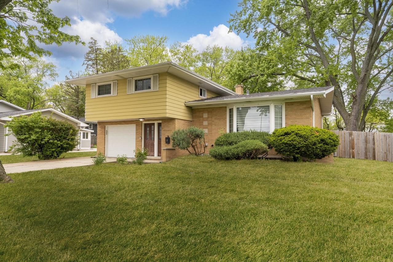 9 Sycamore Dr., Naperville, IL 60540