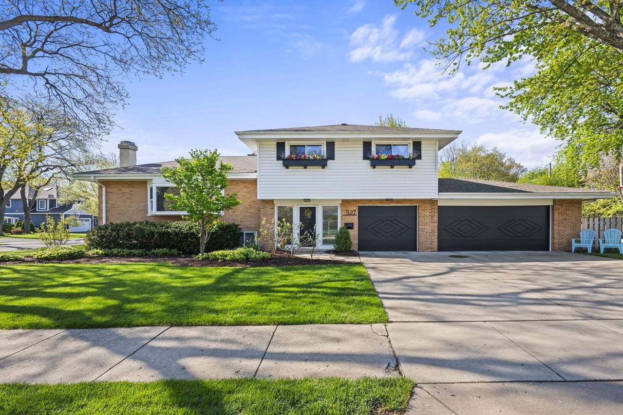 527 Cumnor Ct., Deerfield, IL 60015