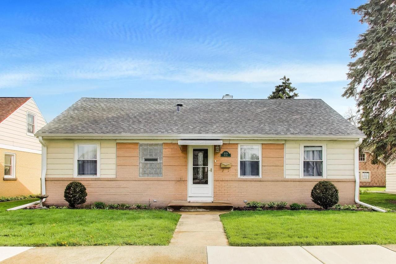 9529 Monroe Ave., Brookfield, IL 60513