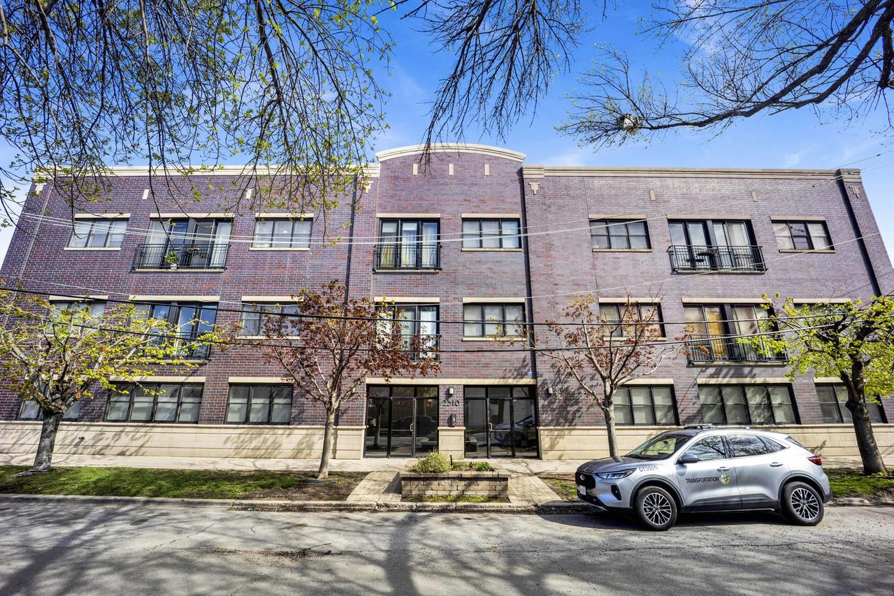 2310 W Nelson St. #102, Chicago, IL 60618