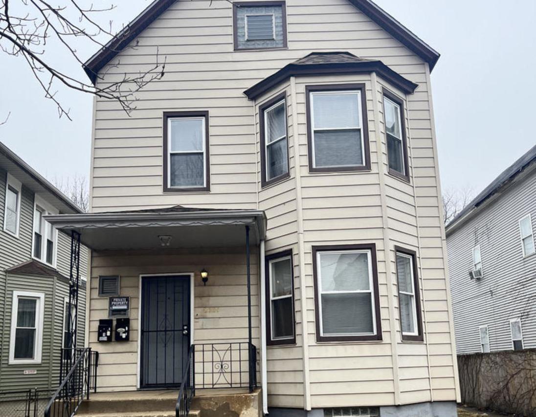 8329 S Burnham Ave., Chicago, IL 60617