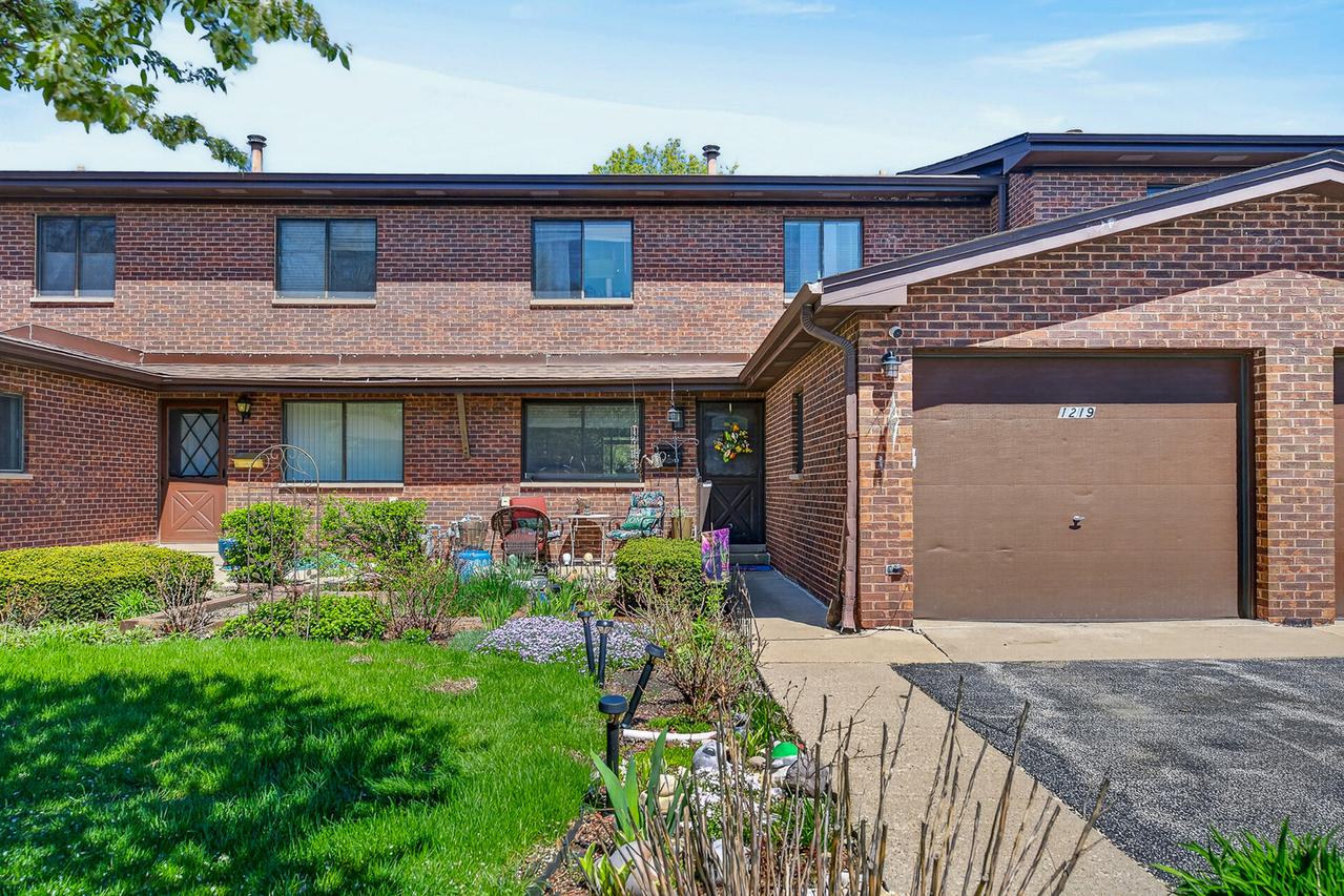 1219 Hunters Ln., Lake Zurich, IL 60047