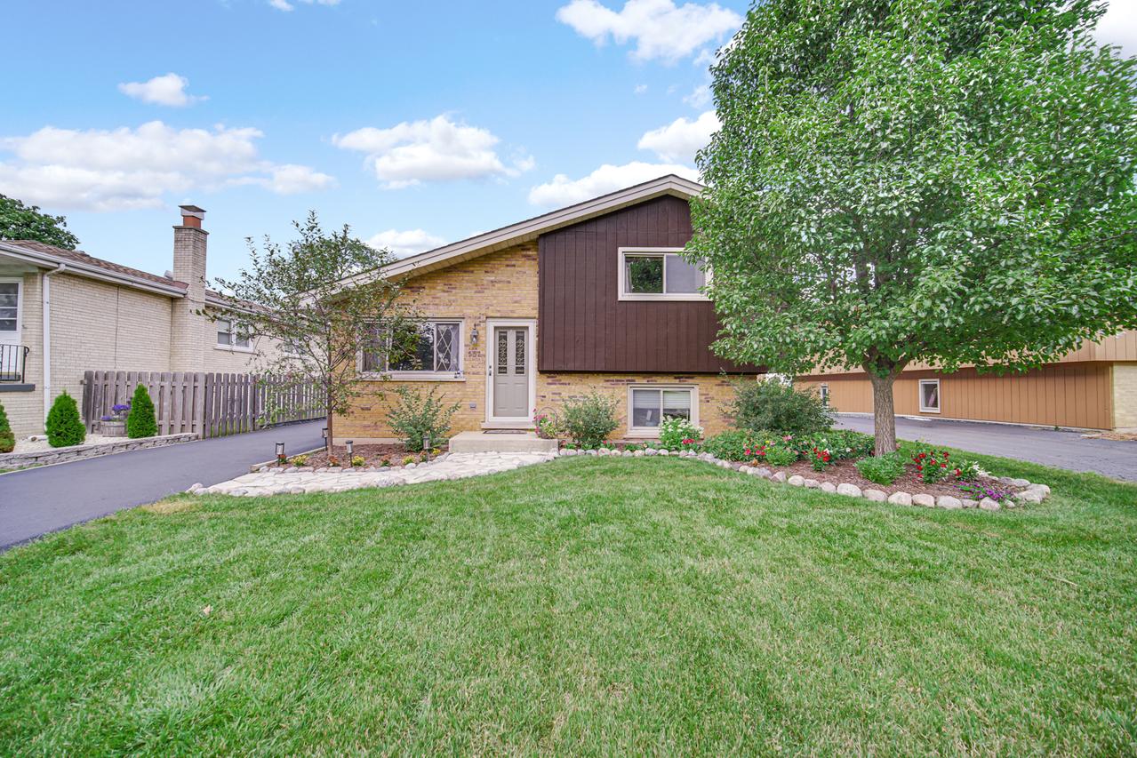 557 W Crockett Ave., Elmhurst, IL 60126
