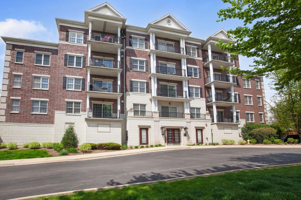 446 Mcdaniels Cir. #302, Clarendon Hills, IL 60514