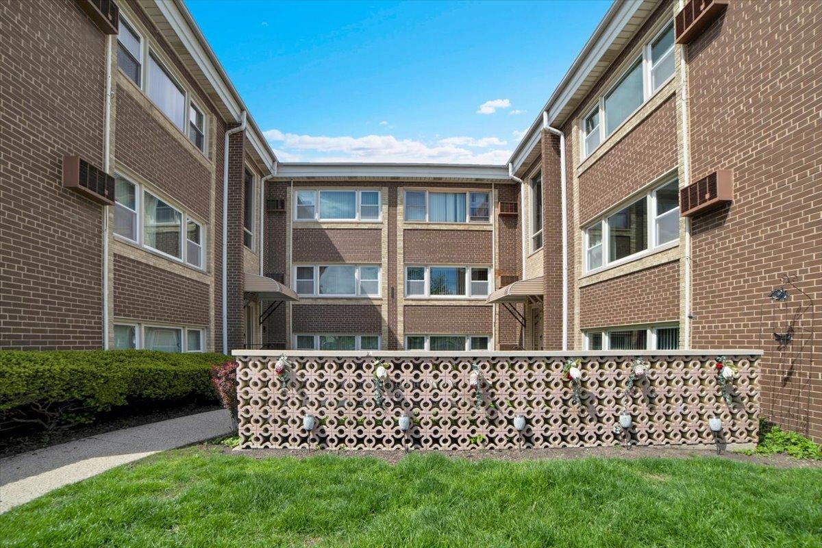 2257 Des Plaines Ave. #1NE, North Riverside, IL 60546