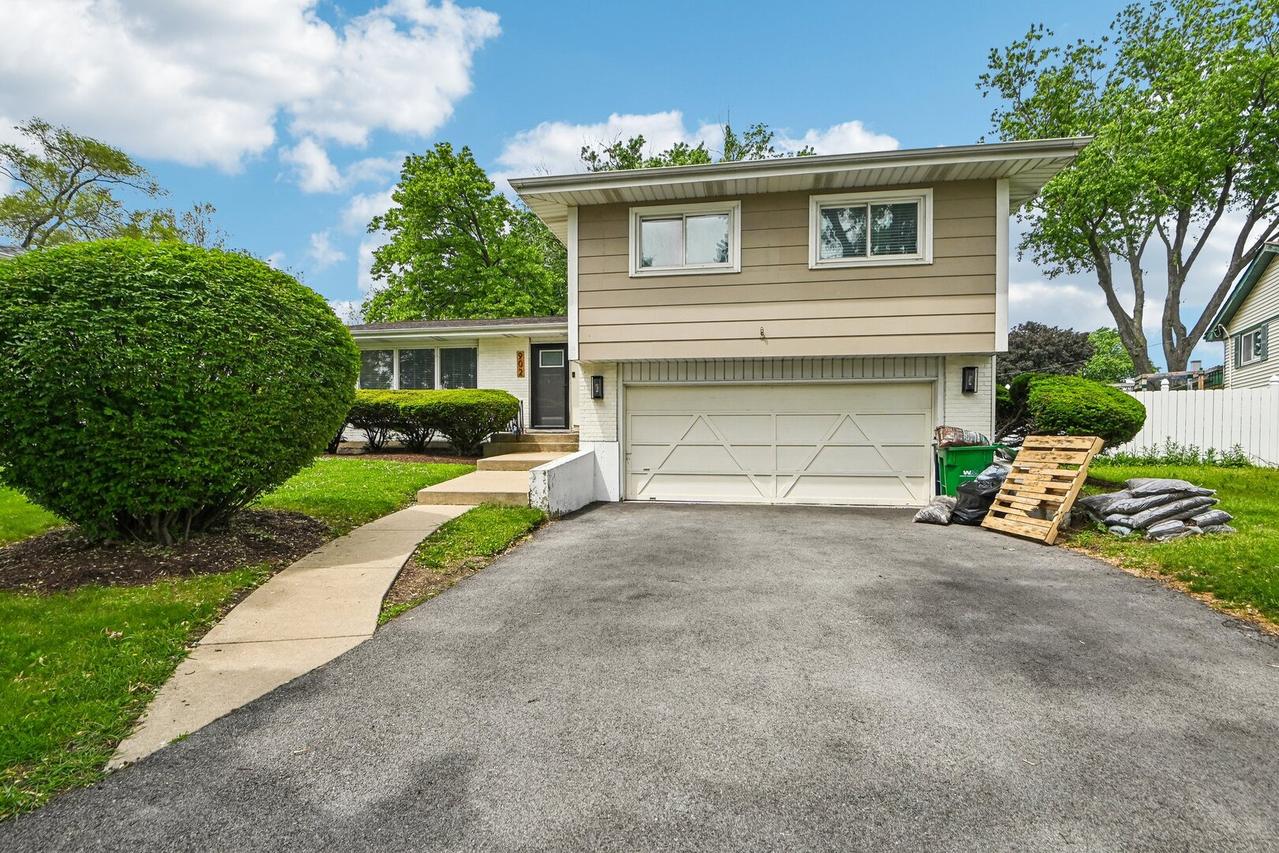 902 Arthur Dr., Lombard, IL 60148
