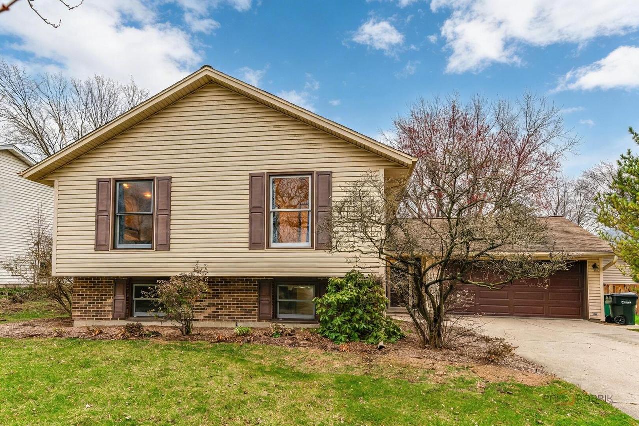 125 S Deerpath Dr., Vernon Hills, IL 60061