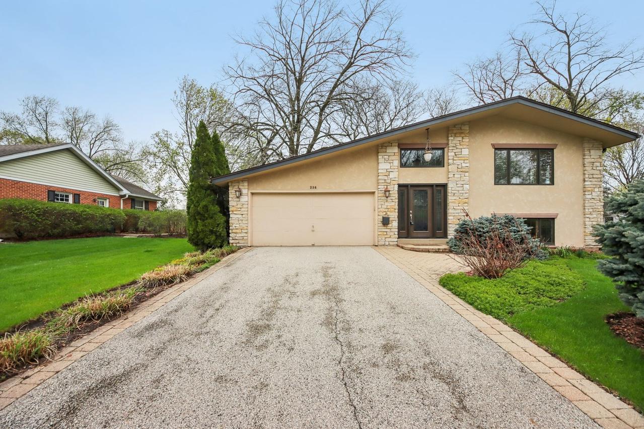 236 Monument Ave., Barrington, IL 60010