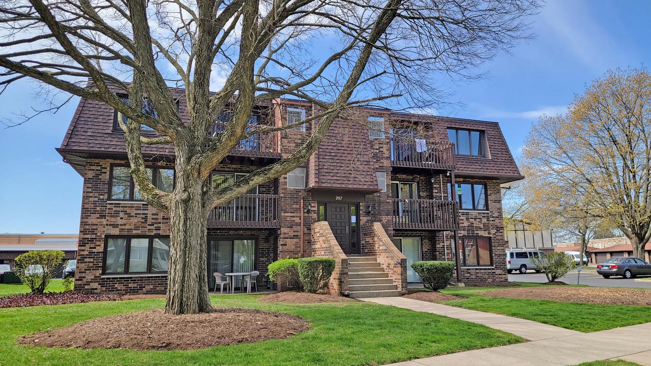 207 Uteg St. #201, Crystal Lake, IL 60014