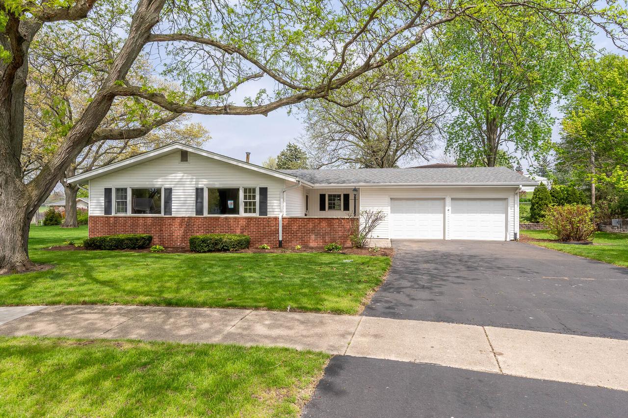 8 Candlewick Ct., North Aurora, IL 60542