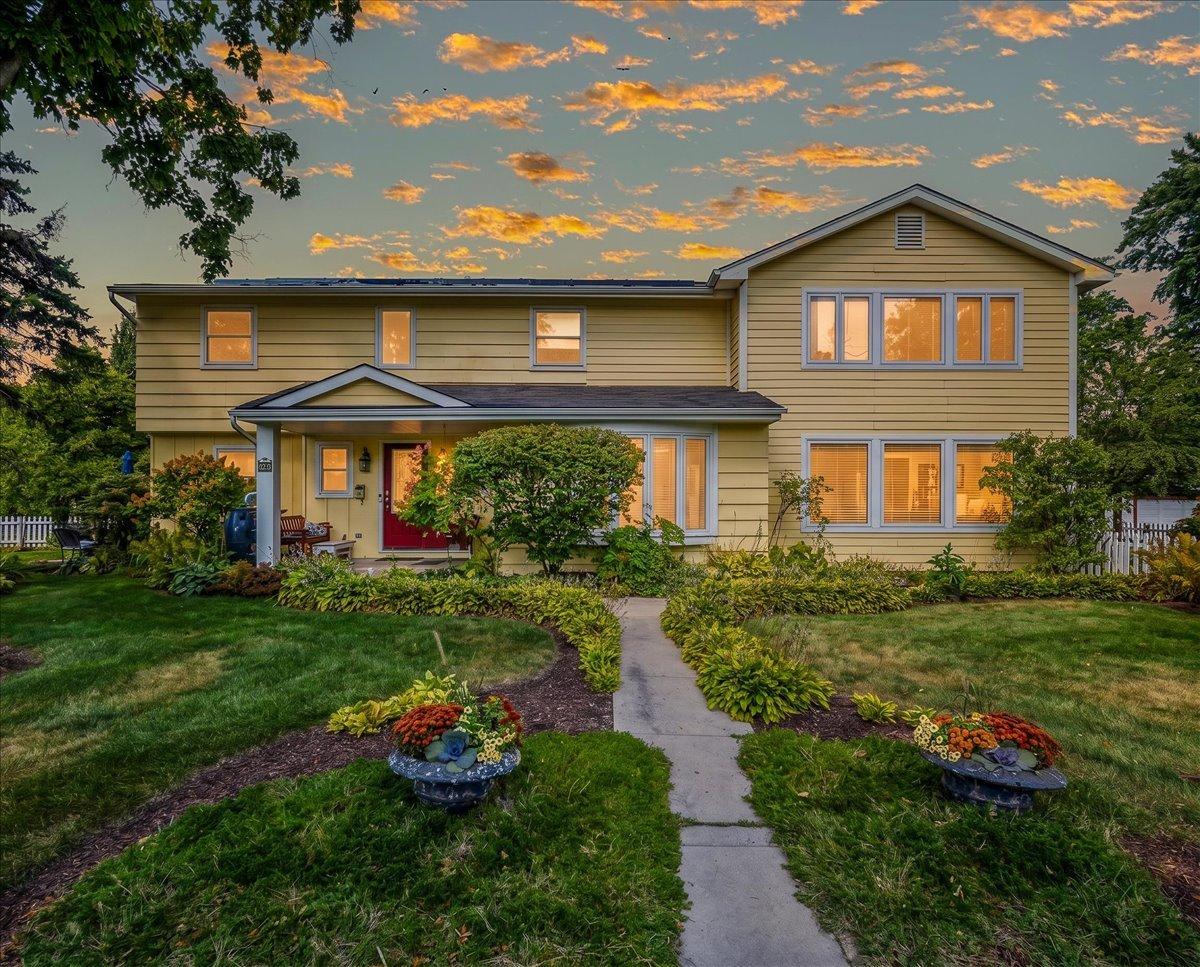 83 N Park Blvd., Glen Ellyn, IL 60137