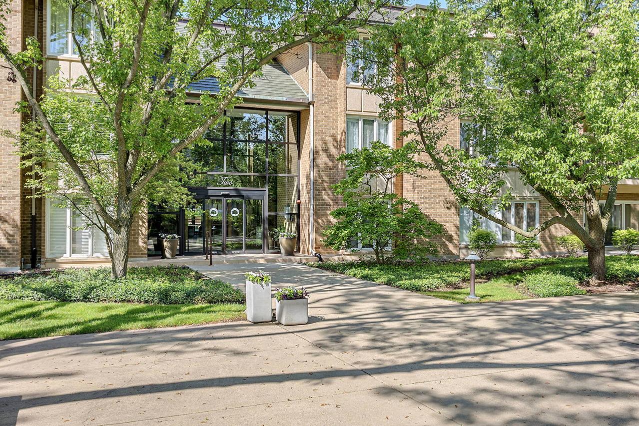 2 Oak Brook Club Dr. #C310, Oak Brook, IL 60523