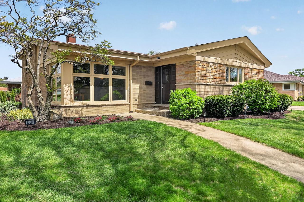 10681 Newbury St., Westchester, IL 60154