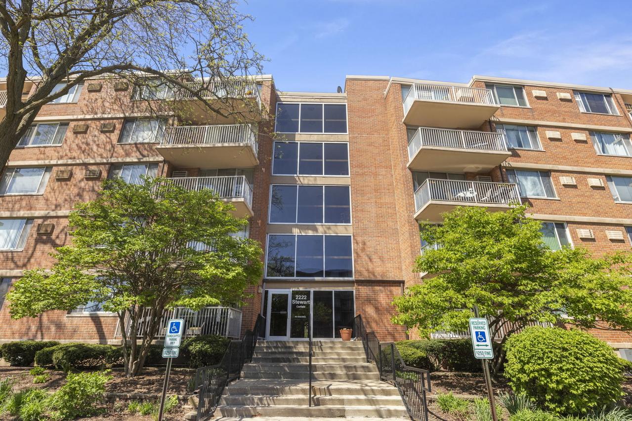 2222 S Stewart Ave. #2F, Lombard, IL 60148
