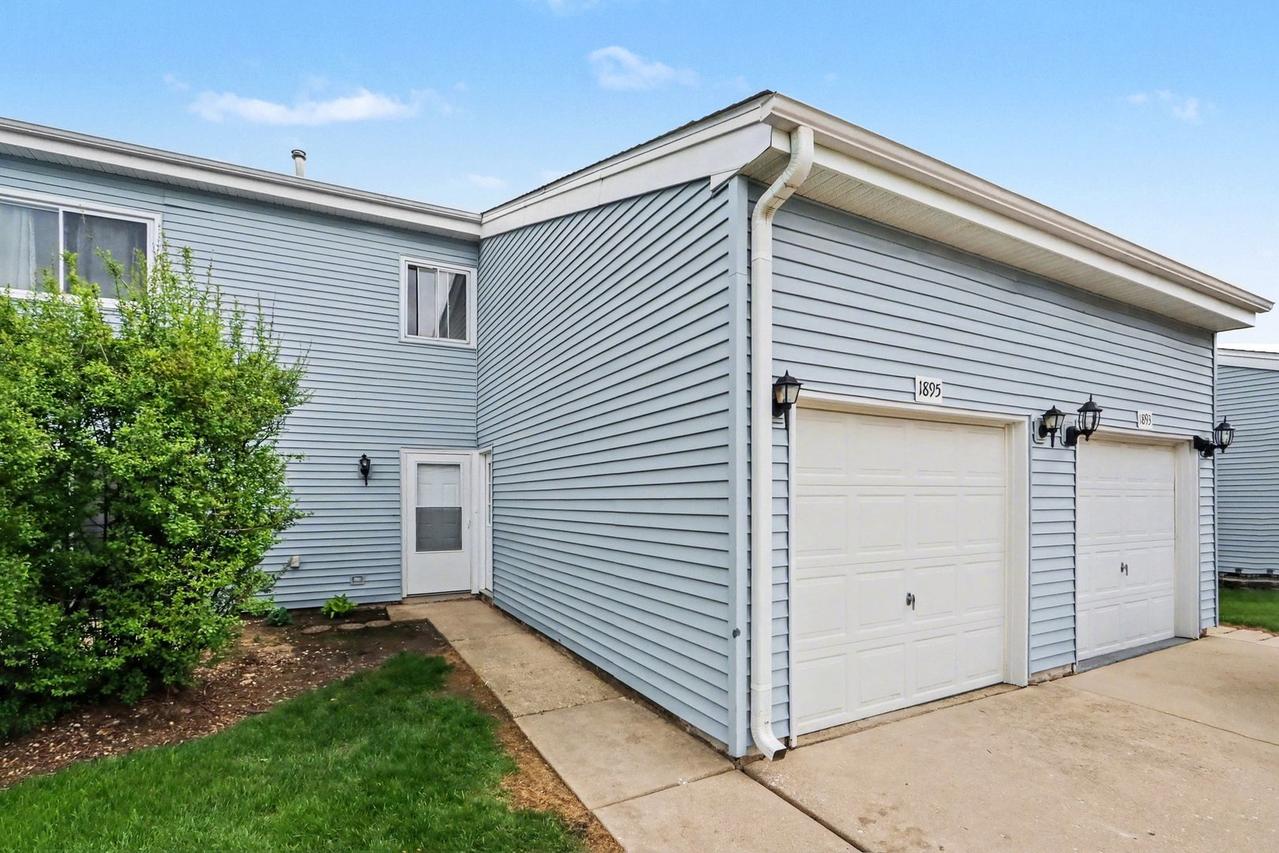 1895 Hickory Ln., Glendale Heights, IL 60139