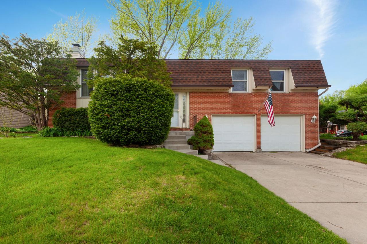 3990 Hudson Dr., Hoffman Estates, IL 60192