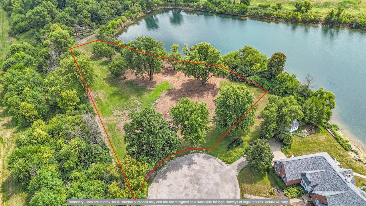 50 Moss Lake Dr., Farmer City, IL 61842