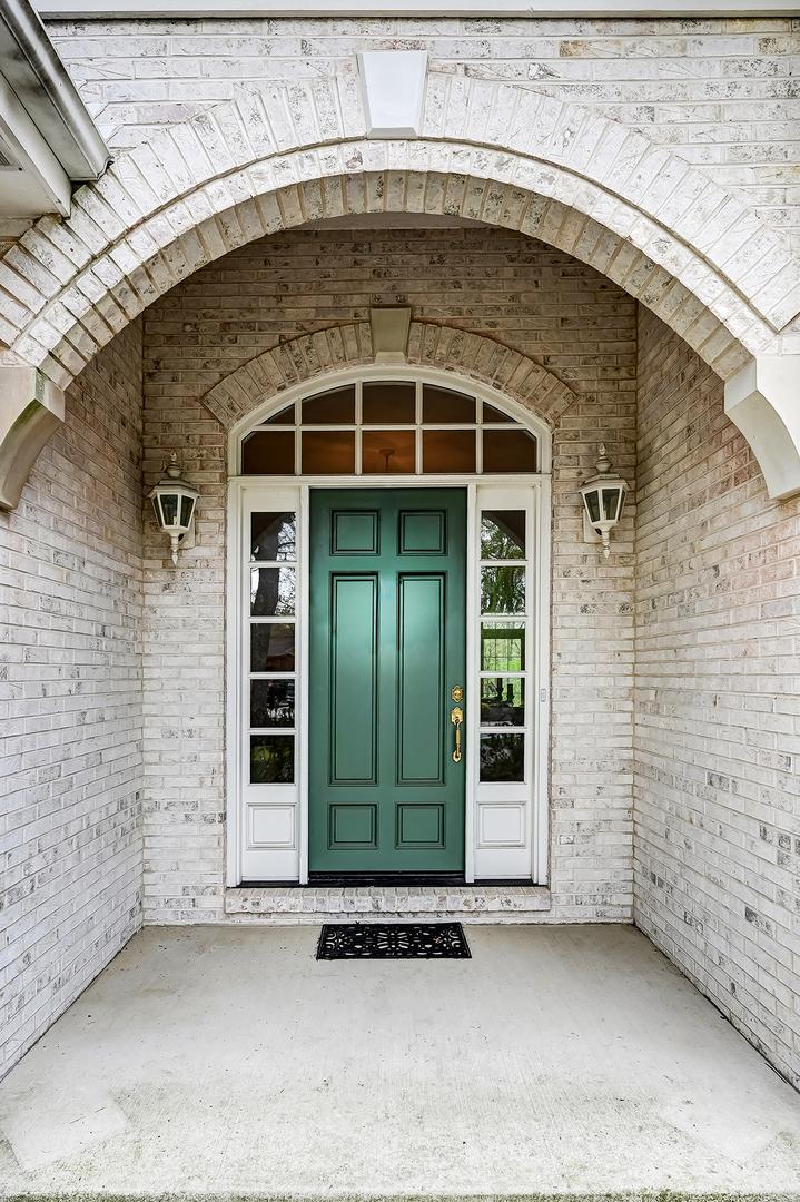 812 Stratford Ct., Frankfort, IL 60423