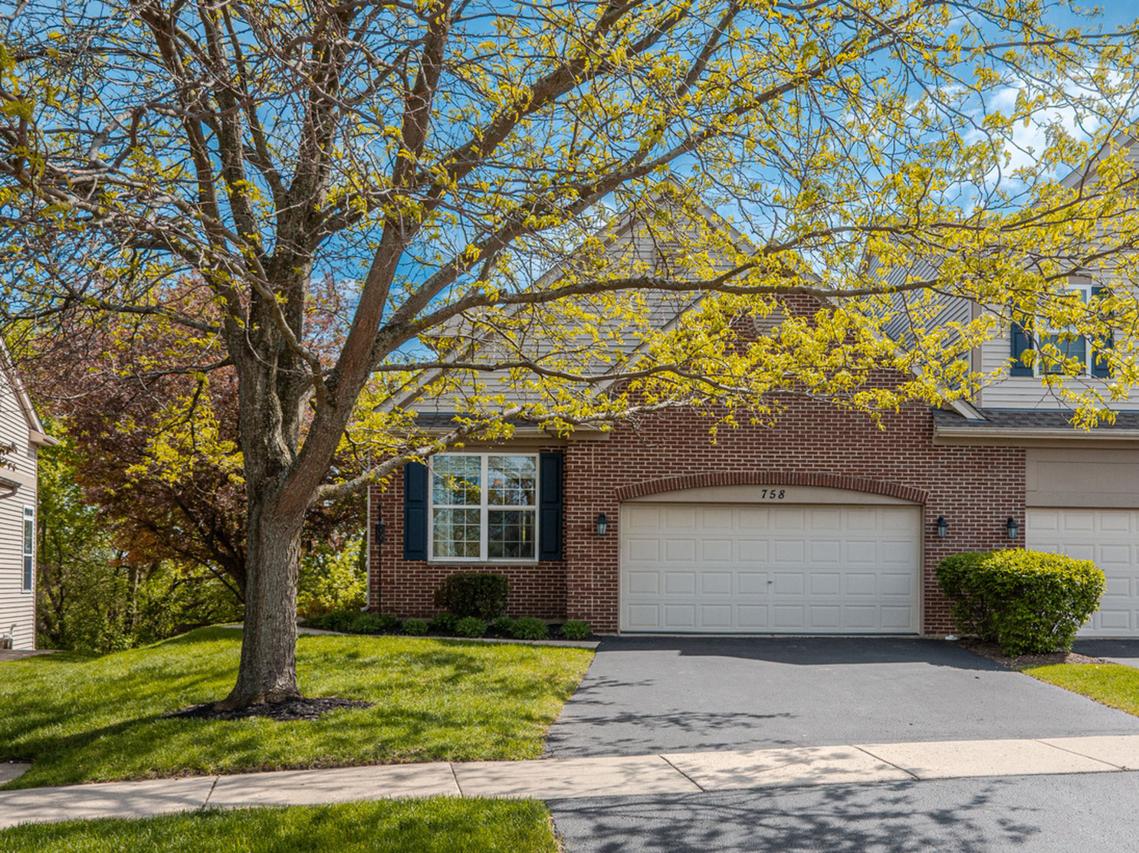 758 Oak Hollow Dr., Crystal Lake, IL 60014