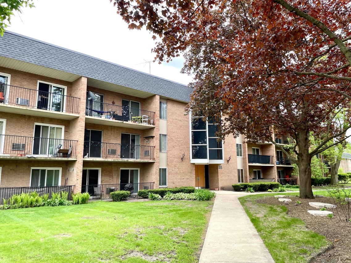 1052 Mill St. #110, Naperville, IL 60540