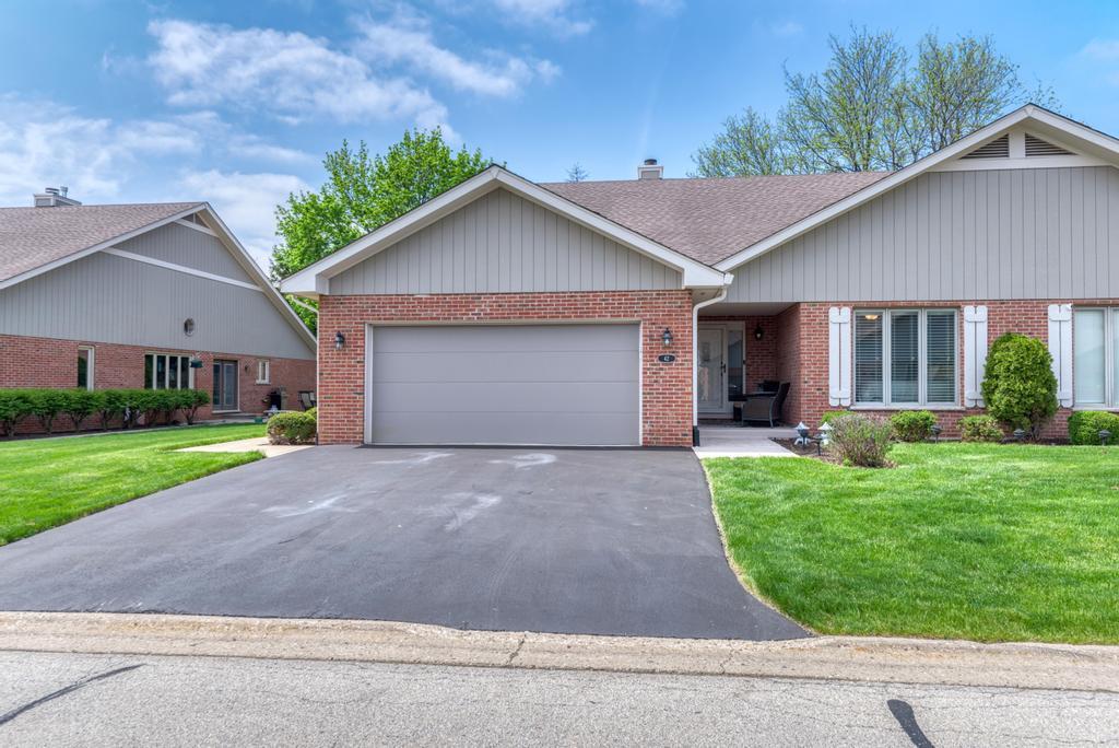 42 Royal Ln., Bloomingdale, IL 60108