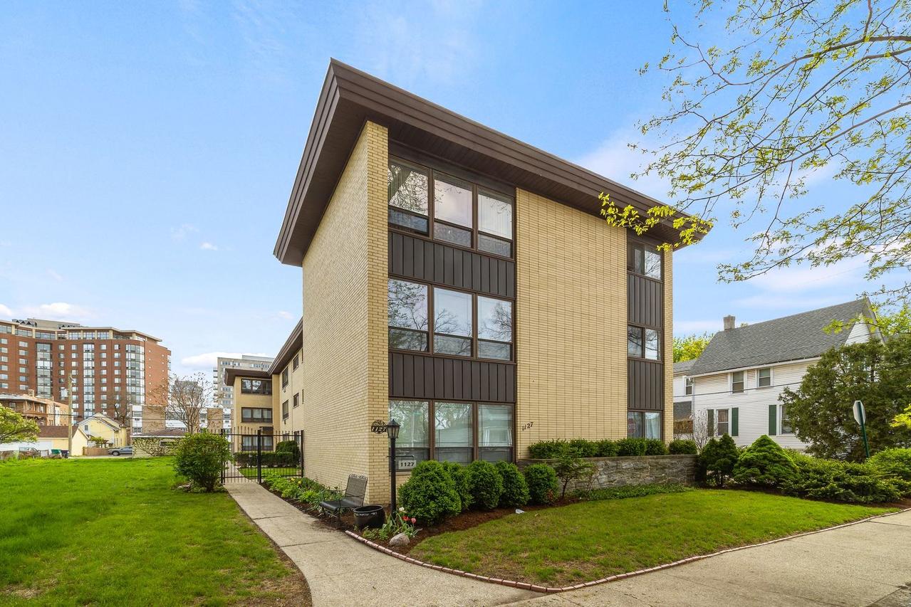 1127 Erie St. #1A, Oak Park, IL 60302