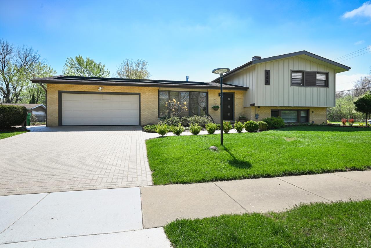 143 N Circle Ave., Bloomingdale, IL 60108