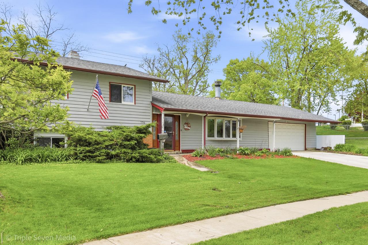 770 Woodlawn St., Hoffman Estates, IL 60169