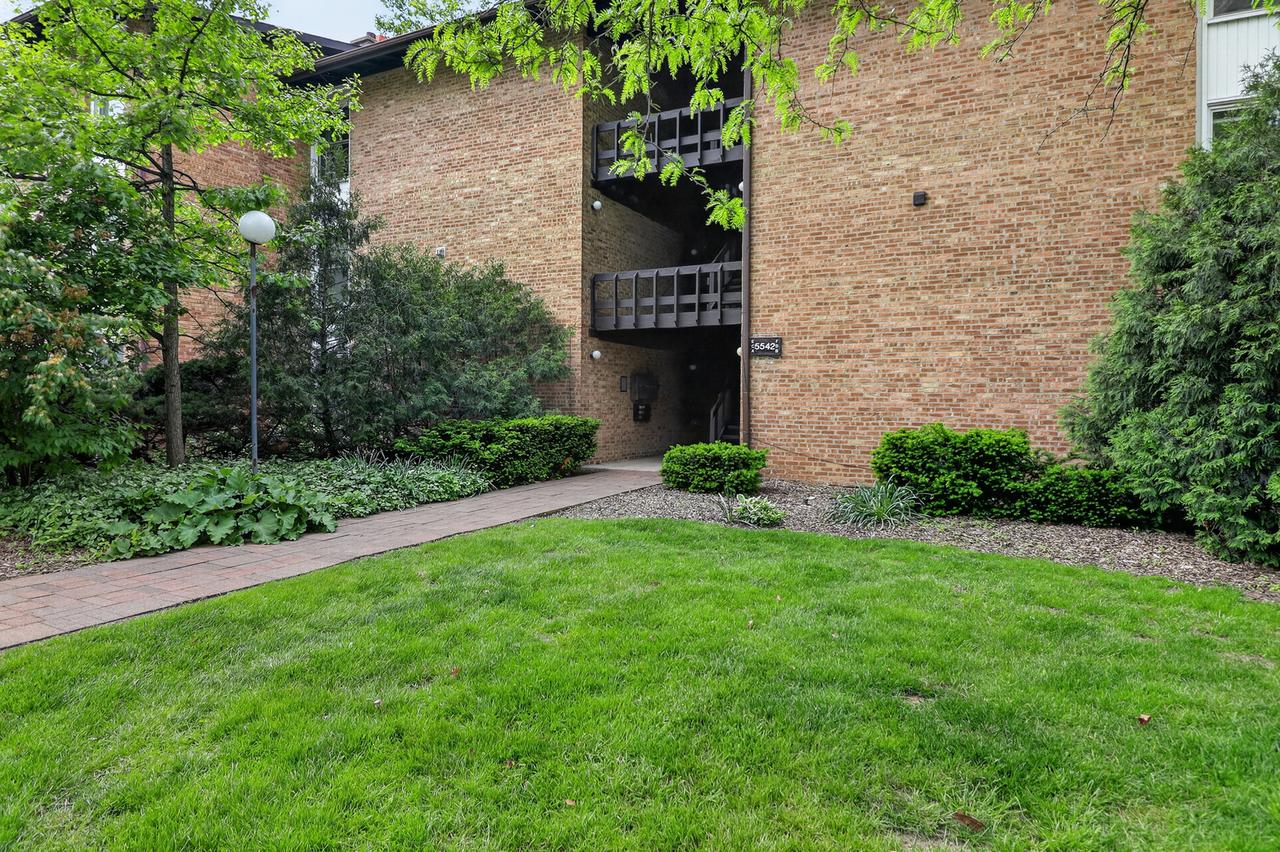 5542 E Lake Dr. #74E, Lisle, IL 60532
