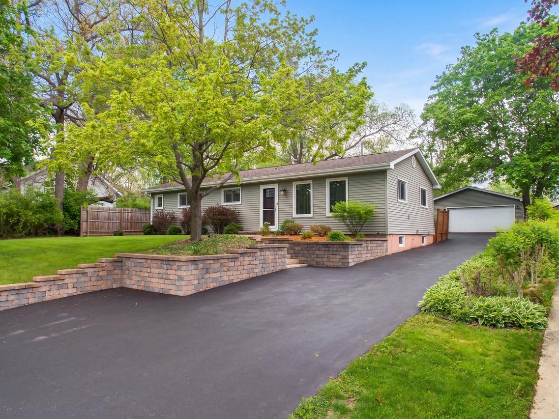 6N051 Oakwood Dr., St. Charles, IL 60174