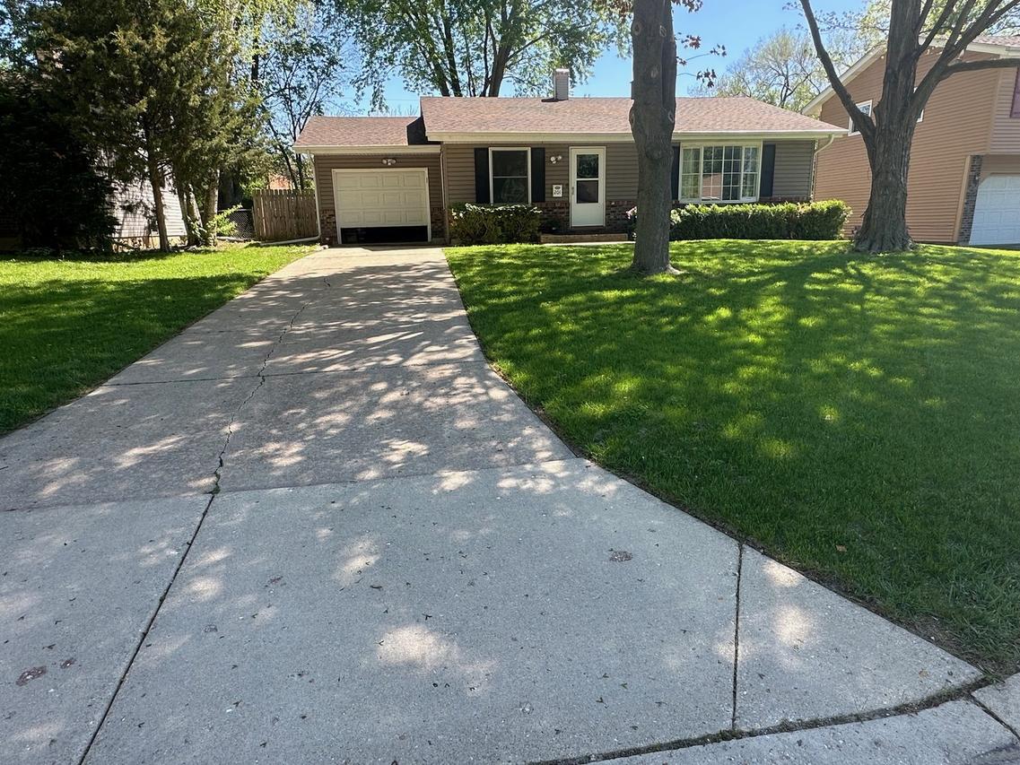 201 Lilac Ln., North Aurora, IL 60542