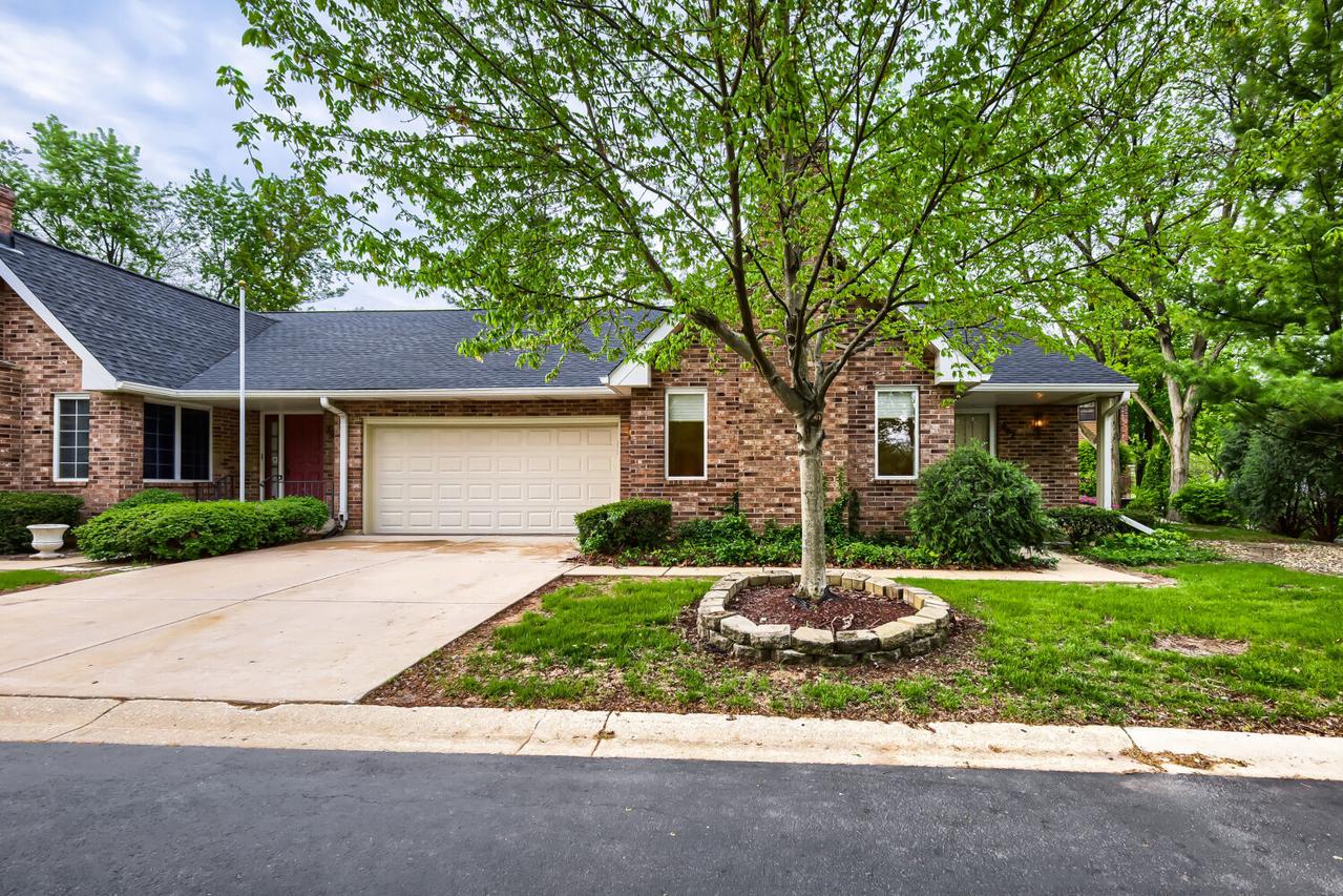 202 Stone Manor Cir., Batavia, IL 60510
