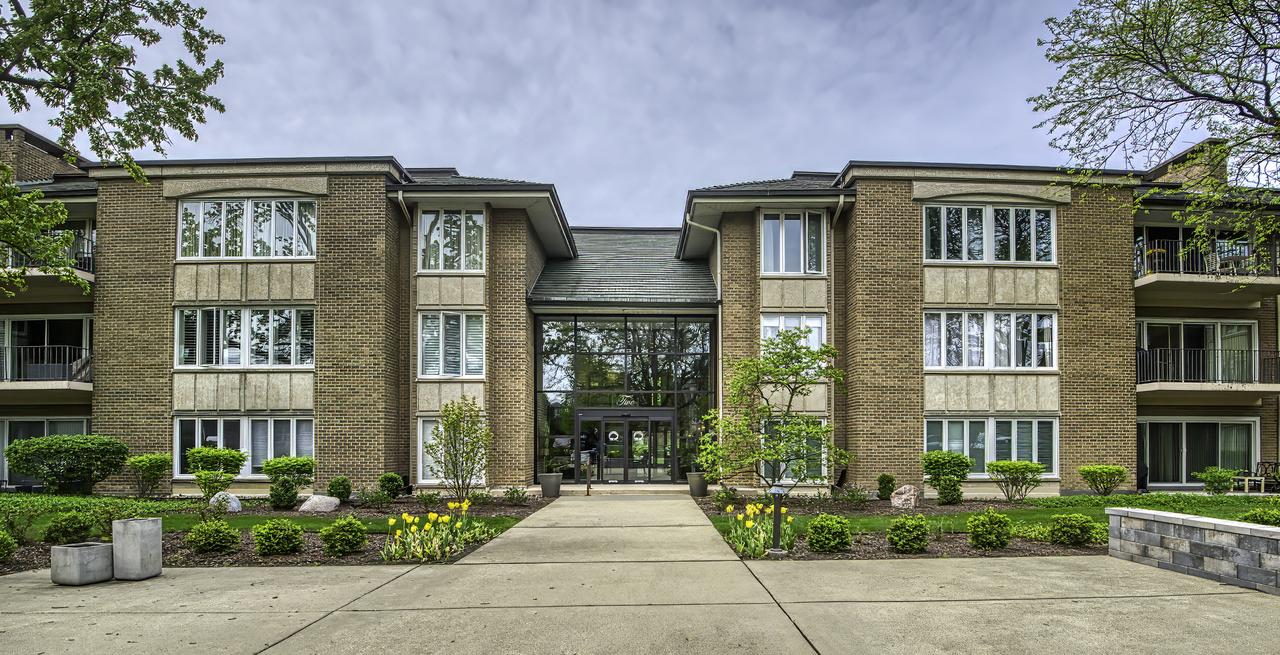 2 Oak Brook Club Dr. #C103, Oak Brook, IL 60523