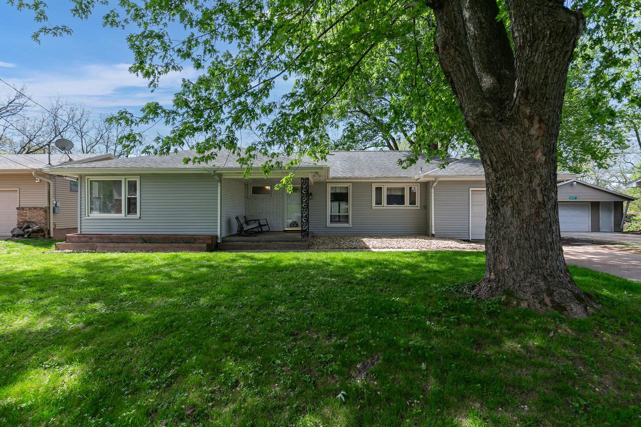 112 Cliff Dr., Carbon Cliff, IL 61239