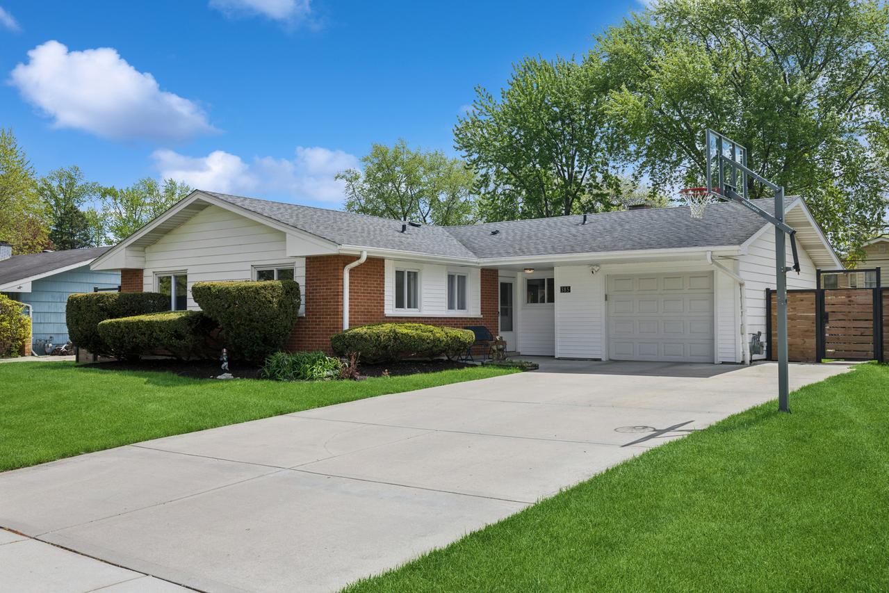 385 Lafayette Ln., Hoffman Estates, IL 60169
