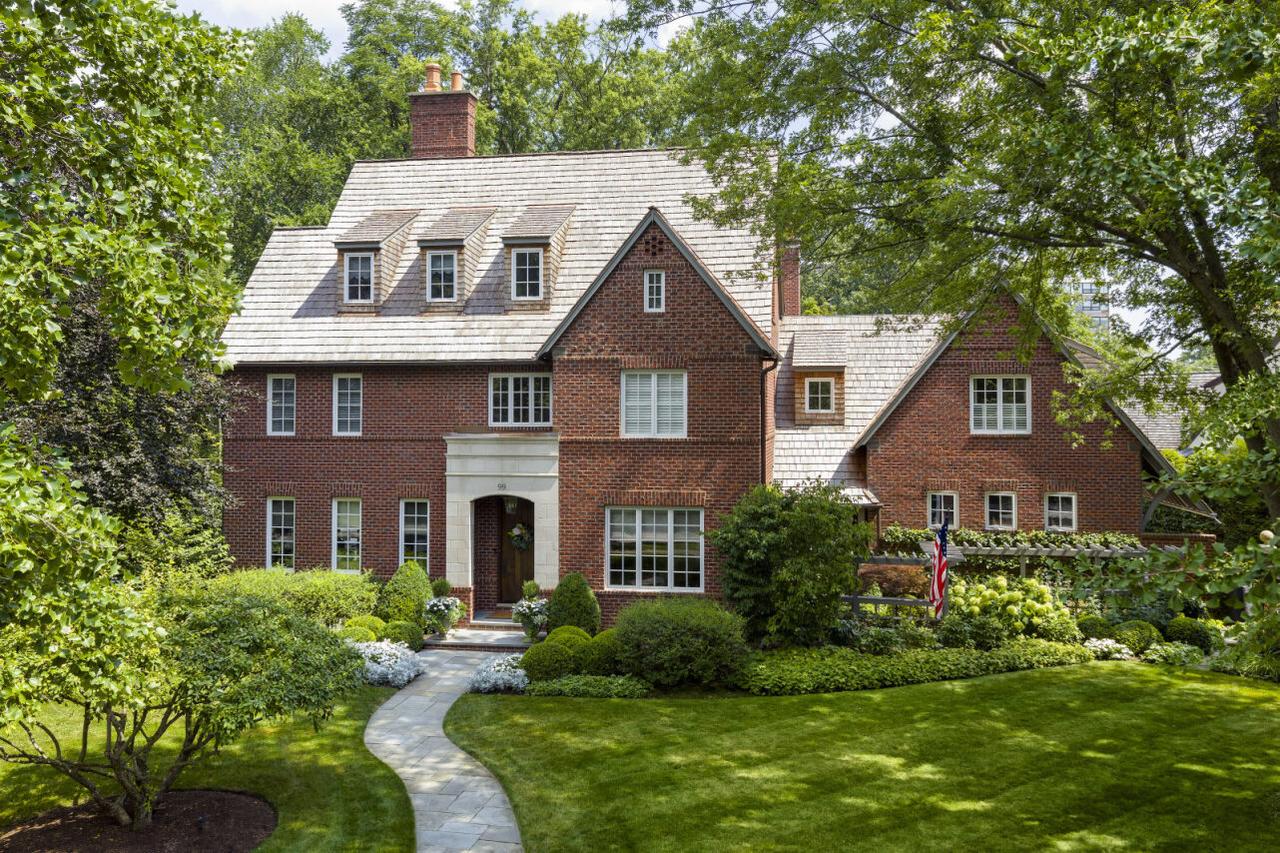 99 Tudor Pl., Kenilworth, IL 60043